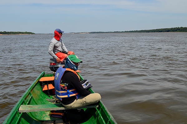 Investigadores en punto de observación para muestrear manatíes en el río Orinoco. Foto: Fundación Omacha